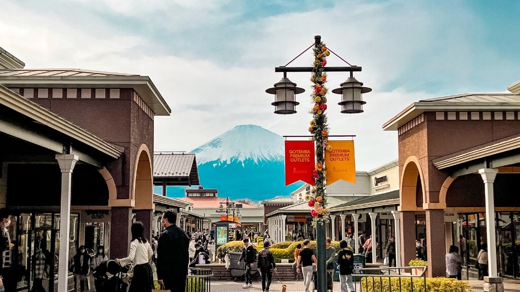 Tự do tham quan, mua sắm tại khu Gotemba Outlet shopping mall sầm uất