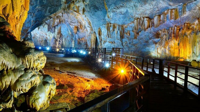 Tour Quảng Bình từ Hà Nội 3N3Đ: Vũng Chùa - Biển Nhật Lệ - Động Thiên Đường - Sông Chày Hang Tối - Đồi Cát - City Tour