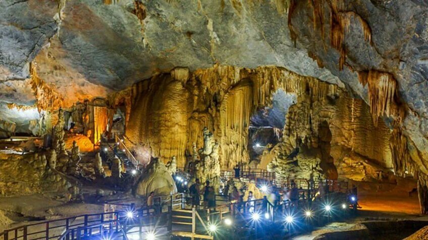 Tour Quảng Bình từ Hà Nội 3N3Đ: Vũng Chùa - Biển Nhật Lệ - Động Thiên Đường - Sông Chày Hang Tối - Đồi Cát - City Tour