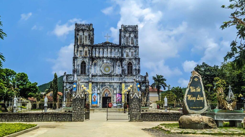 Đoàn tham quan Nhà Thờ Mằng Lăng