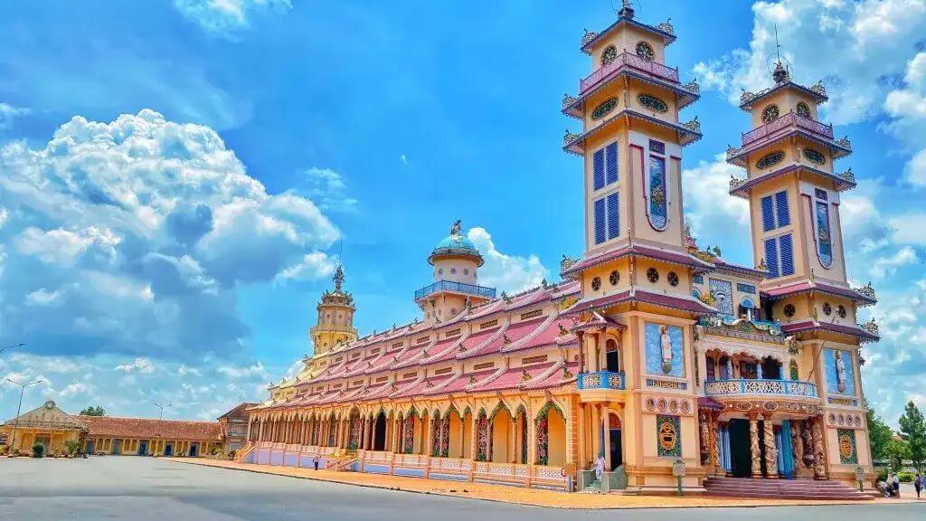 Tham quan Thánh Cao Đài Tây Ninh