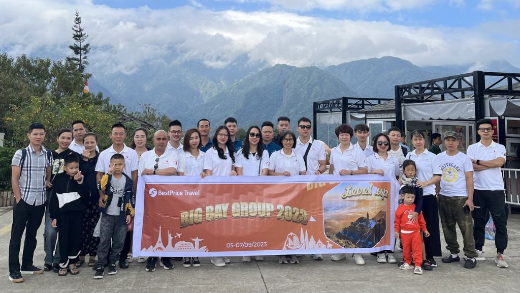 Đoàn khách đi tour du lịch Sapa tại Vietpower