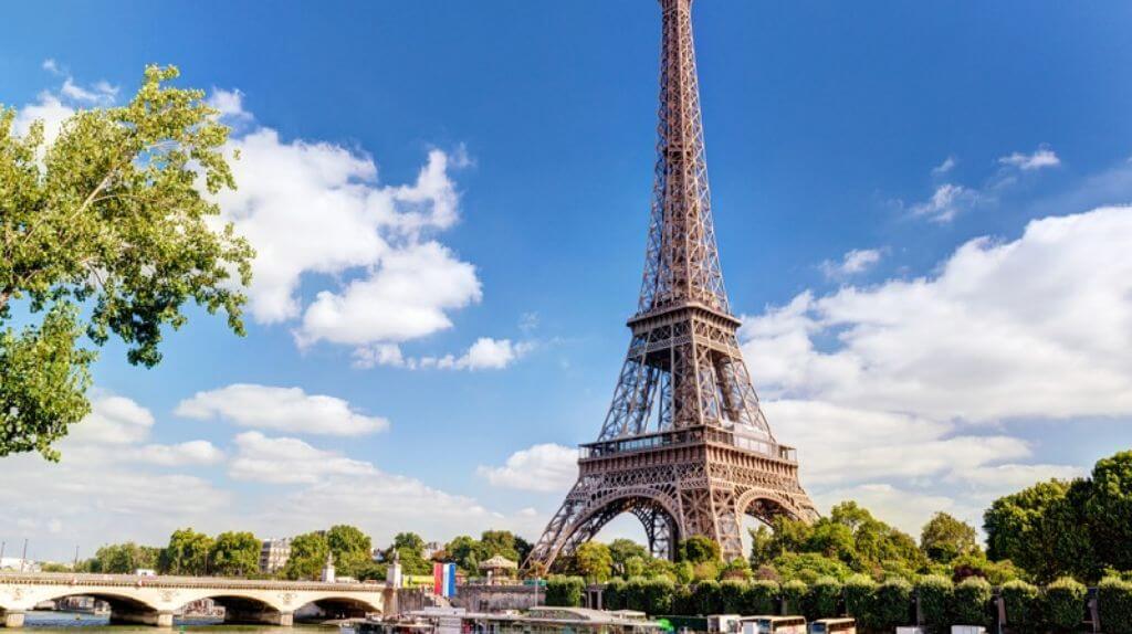 Tháp Eiffel - biểu tượng nổi tiếng tại Pháp