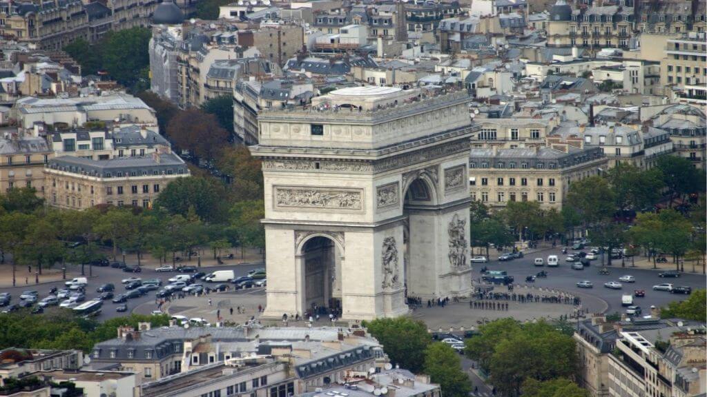 Khải Hoàn Môn sừng sững giữa lòng thành phố Paris