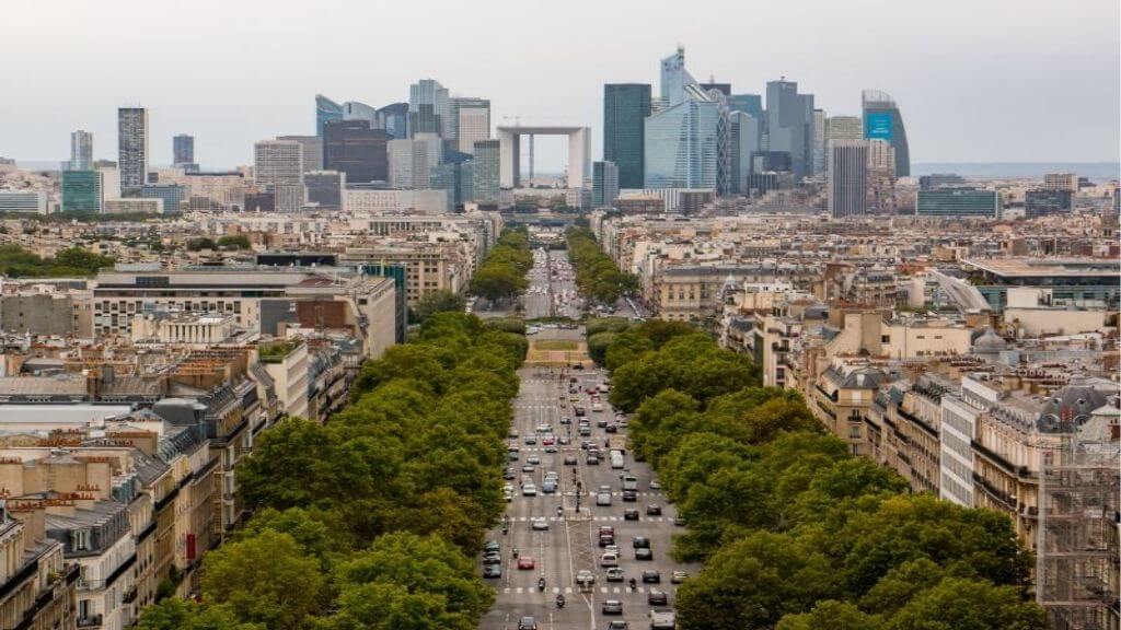 Đại lộ Champs-Élysées với hai hàng cây rợp bóng mát bên đường