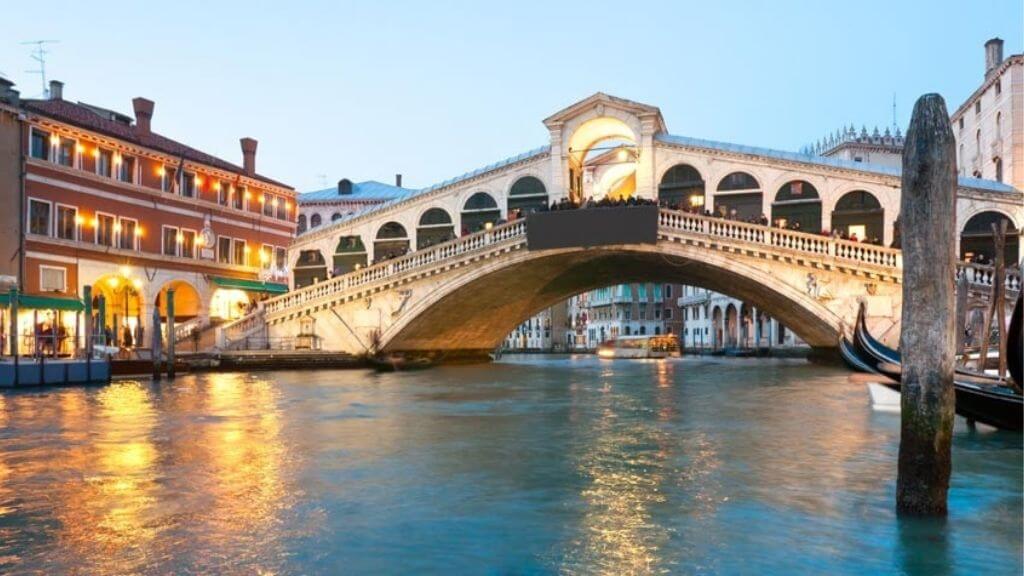 Cầu Ponte di Rialto bắc ngang kênh Canale Grande