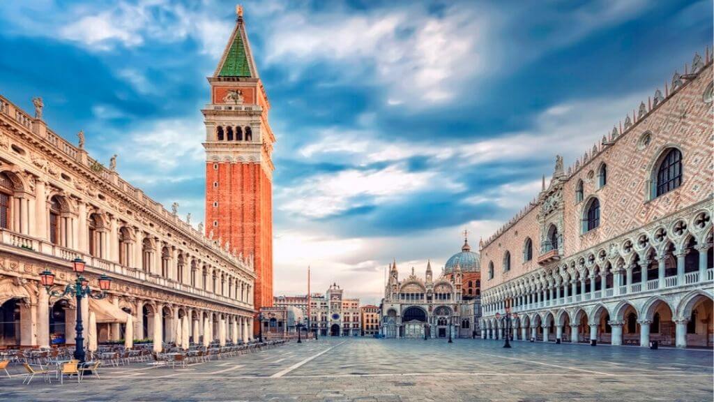 Quảng trường Thánh Marco là quảng trường lớn và nổi tiếng nhất của Venice