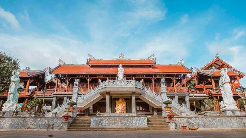 Chùa Khải Đoan - - ngôi chùa lớn nhất thành phố Buôn Mê Thuột và cả tỉnh Đắk Lắk với kiến trúc độc đáo