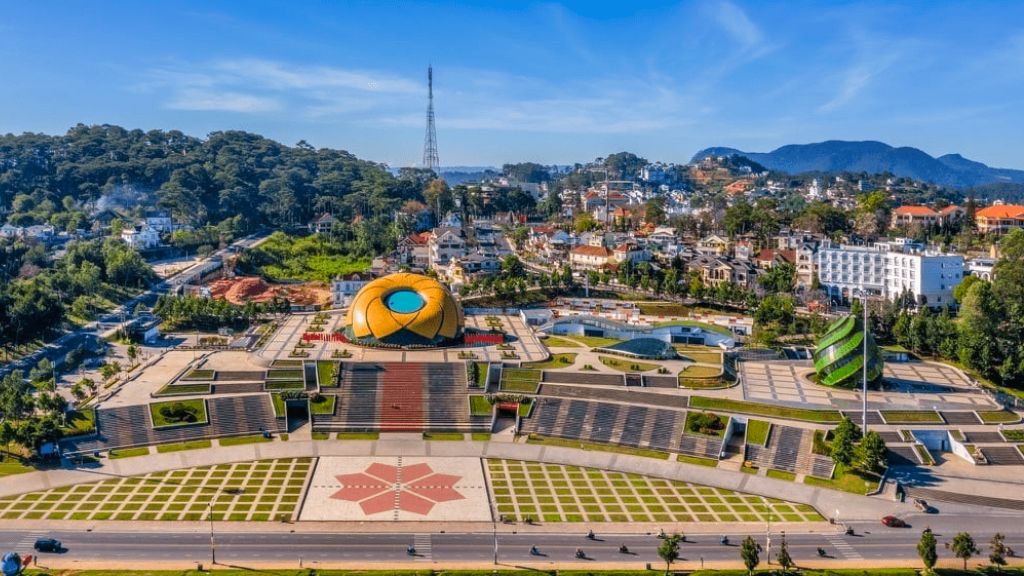 Tham quan Quảng trường Lâm Viên - Công trình đặc trưng của Đà Lạt với bông hoa dã quỳ và búp atiso khổng lồ
