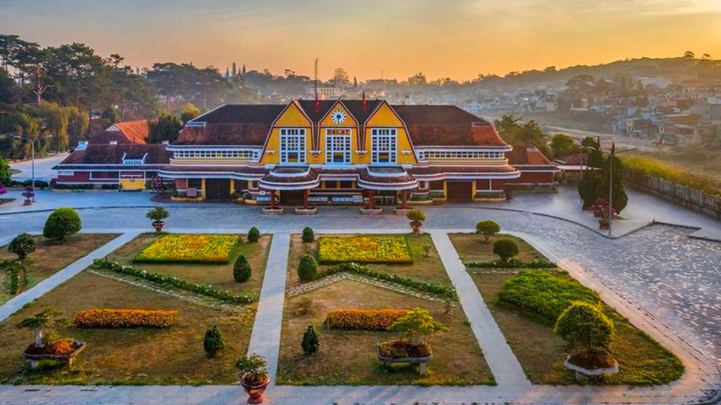 Ga Đà Lạt - nhà ga cổ được xây dựng cách đây 80 năm với đường xe lửa hình răng cưa