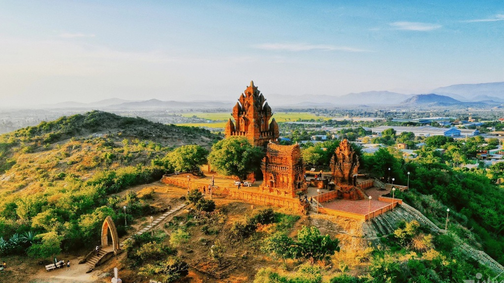 Tháp Pô Klong Garai biểu tượng văn hóa đặc sắc của đồng bào Chăm