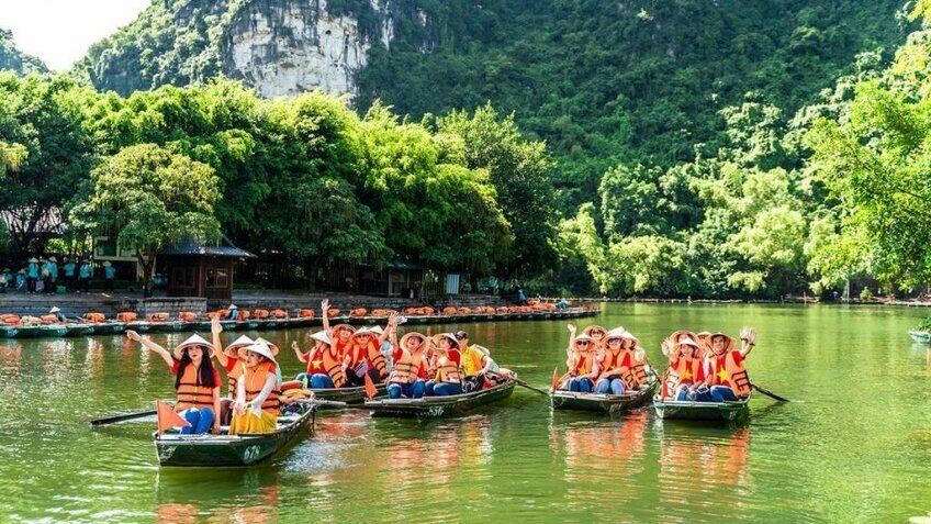 Tour Tết Ninh Bình 2026: Hoa Lư - Tam Cốc - Hang Múa 1N