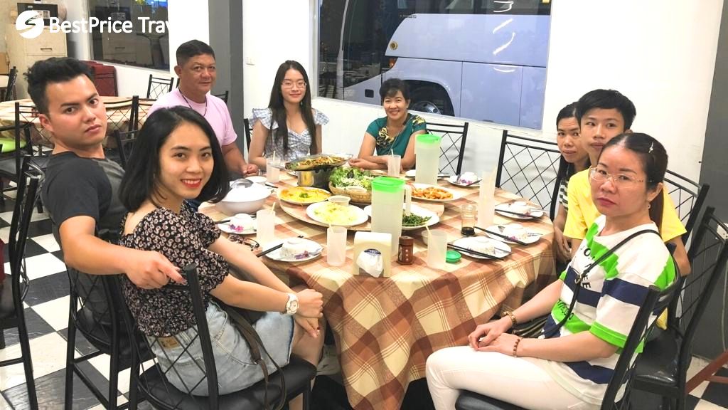 Du khách thưởng thức bữa tối trong tour Thái Lan