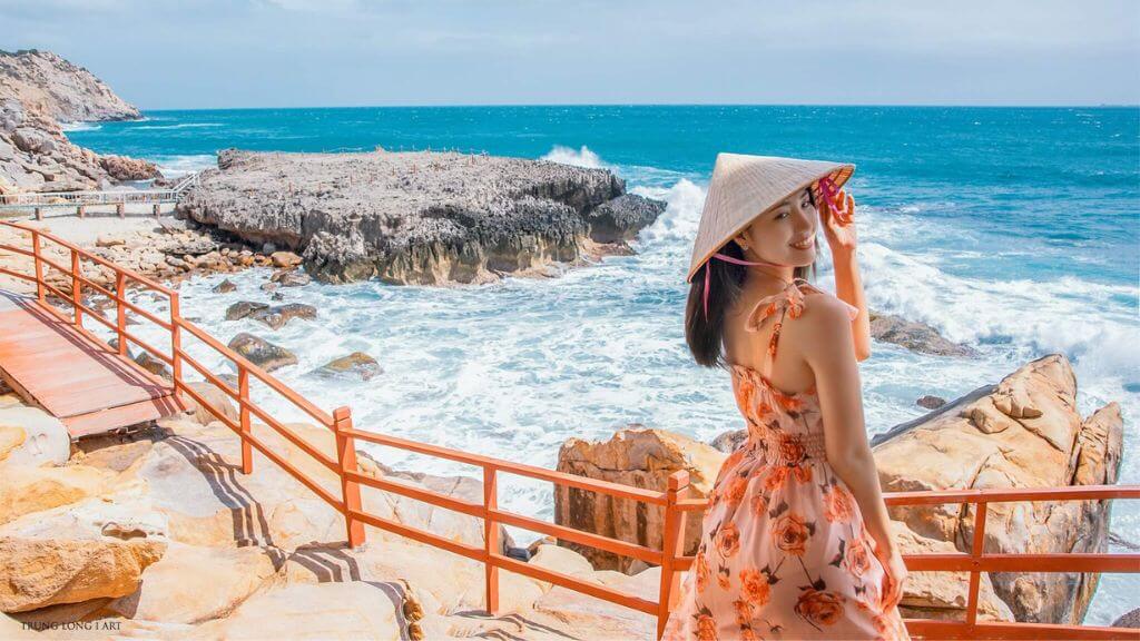 Vẻ đẹp mê hoặc tại Hang Rái Vĩnh Hy