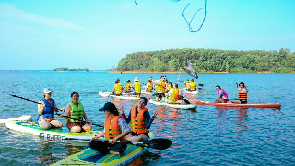 Trải nghiệm chèo SUP trên hồ