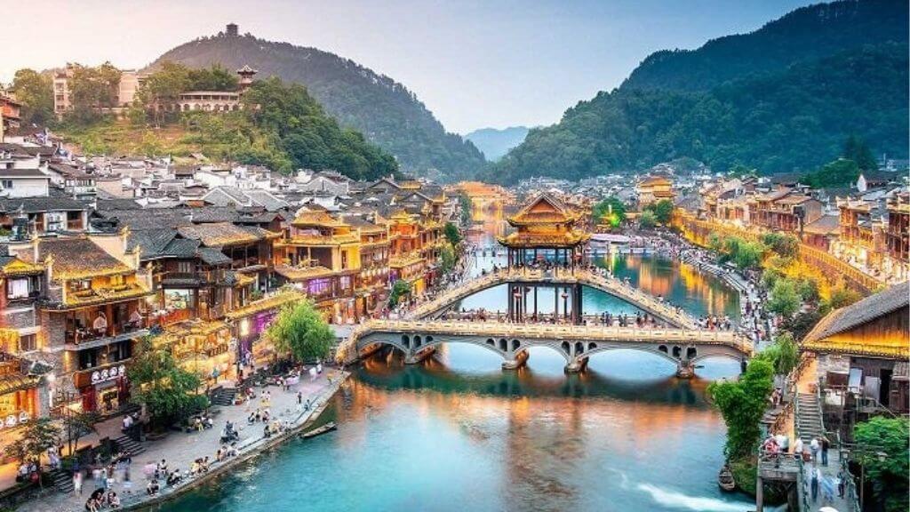 Phượng Hoàng Cổ Trấn lung linh, thơ mộng