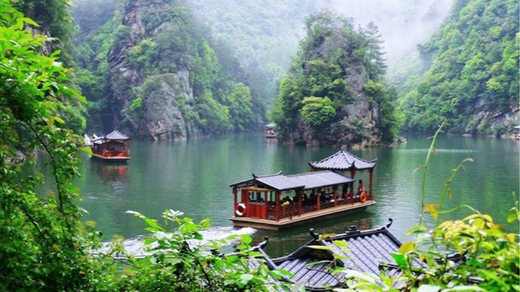 Trải nghiệm dạo thuyền tại Hồ Bảo Phong yên bình