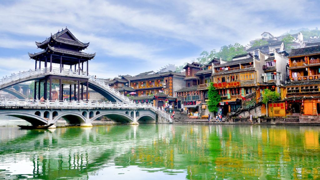Phượng Hoàng cổ trấn nhộp nhịp khách du lịch