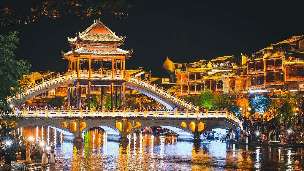 Tour Ân Thi – Phượng Hoàng Cổ Trấn – Trương Gia Giới 6 Ngày 5 Đêm Từ Hà Nội