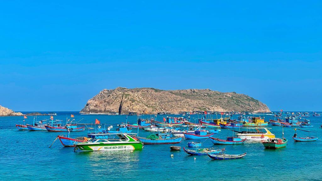 Combo Hà Nội - Quy Nhơn 4N3Đ: Khách sạn 4* + Vé máy bay khứ hồi Vietjet Air