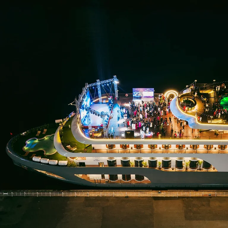Ăn Tối Trên Du Thuyền Sang Trọng REVER Sài Gòn
