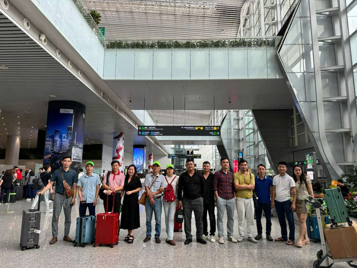 Đoàn khách Vietpower Travel tại sân bay.