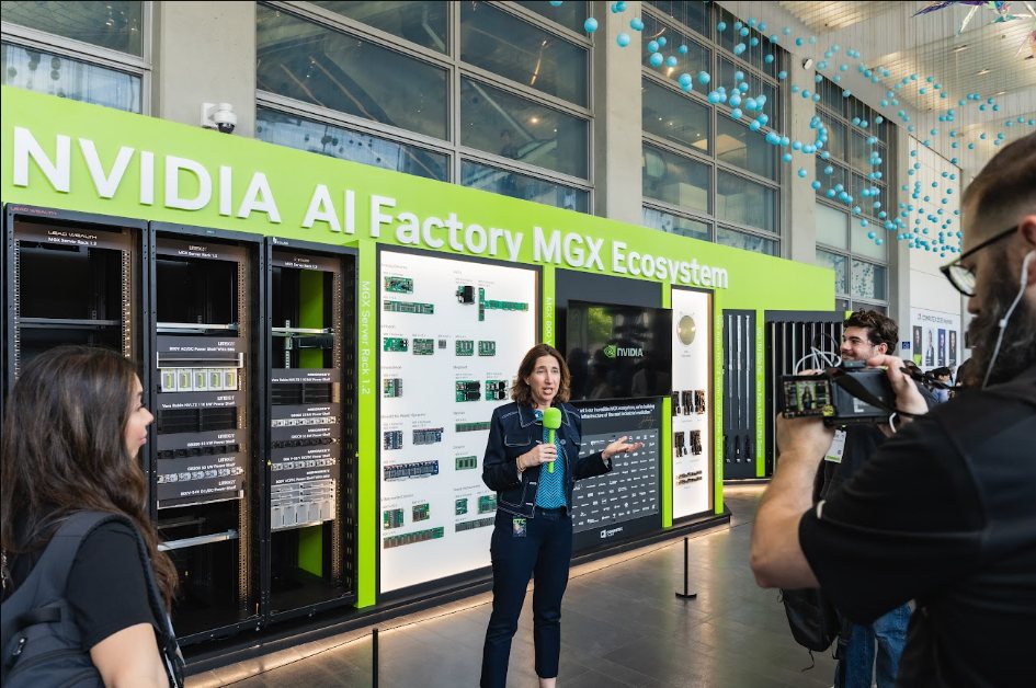 Gian hàng giới thiệu hạ tầng máy chủ và giải pháp AI tại COMPUTEX