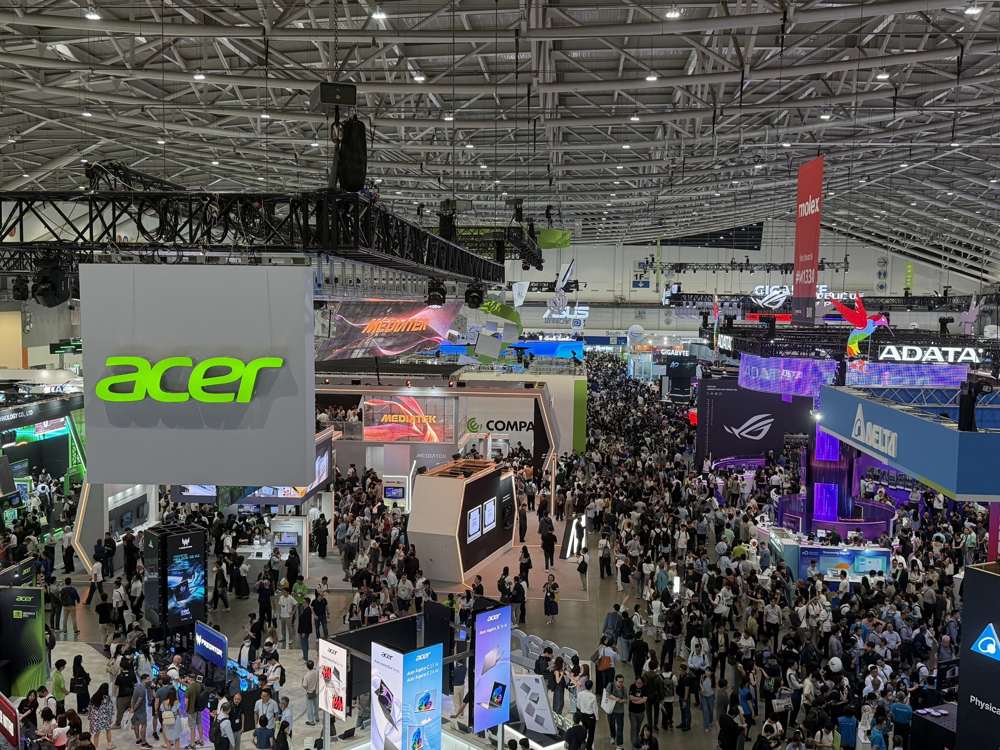 Không gian trưng bày và khách tham quan COMPUTEX tại Đài Bắc