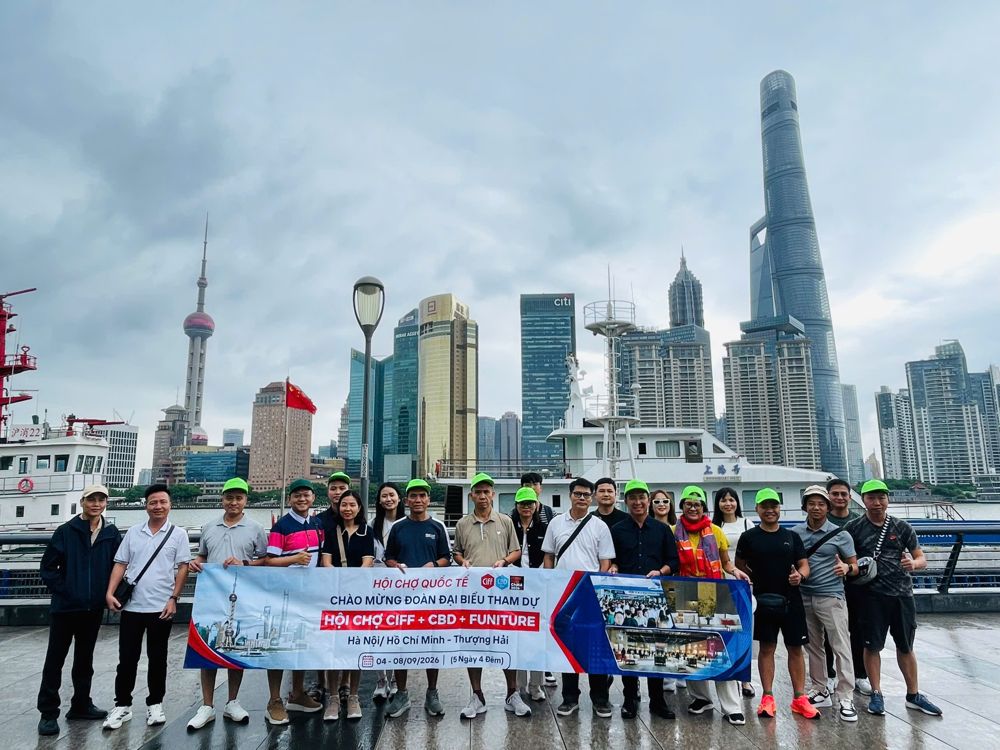 Đoàn khách Vietpower Travel trong chuyến công tác ngành nội thất.