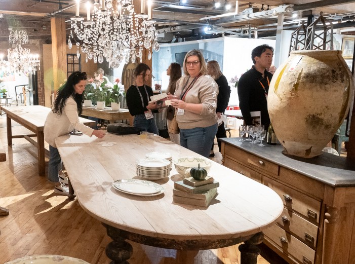 Khách tìm hiểu sản phẩm nội thất trong showroom High Point Market.