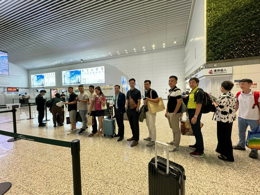 Khách Vietpower Travel di chuyển trong chuyến công tác hội chợ.