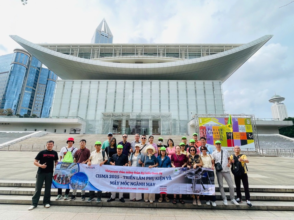 Đoàn khách ngành may của Vietpower Travel trong hành trình hội chợ.