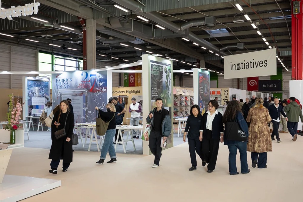 Khách thương mại tham quan Texworld Apparel Sourcing Paris.