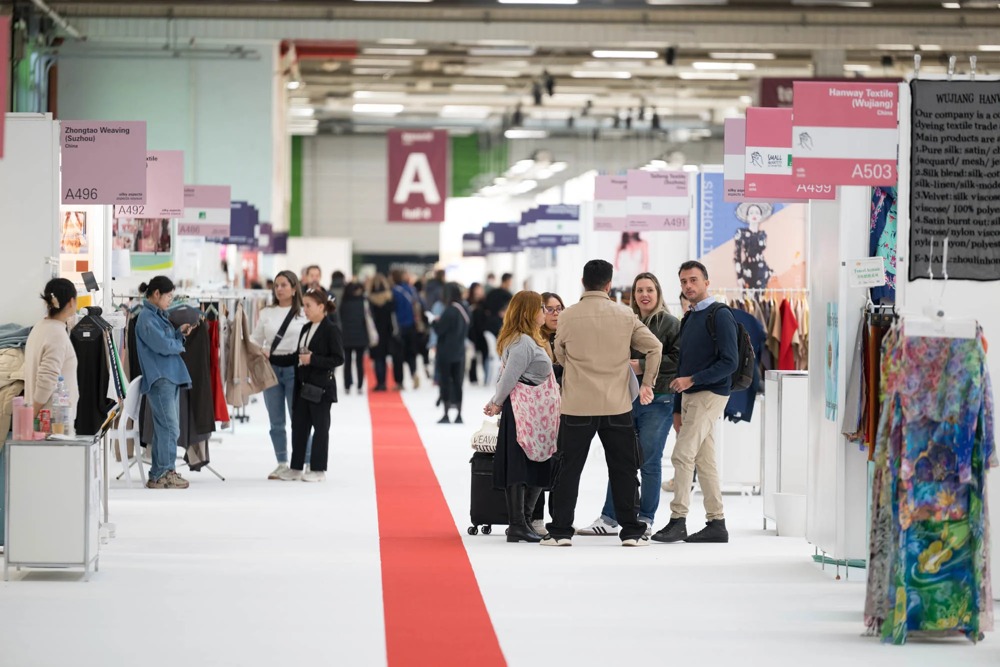 Khách ngành dệt may tìm hiểu các gian hàng vải tại Texworld Paris.