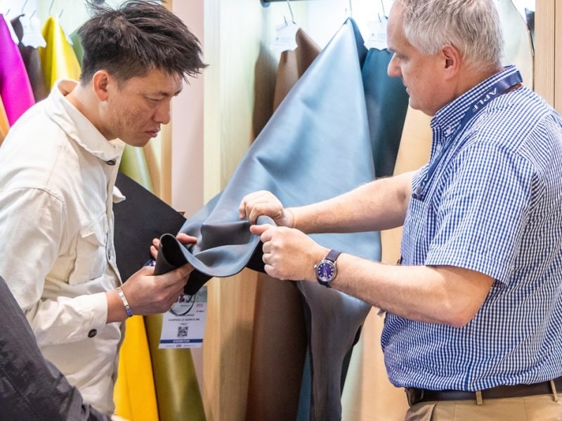 Khảo sát chất liệu da tại APLF Hồng Kông.
