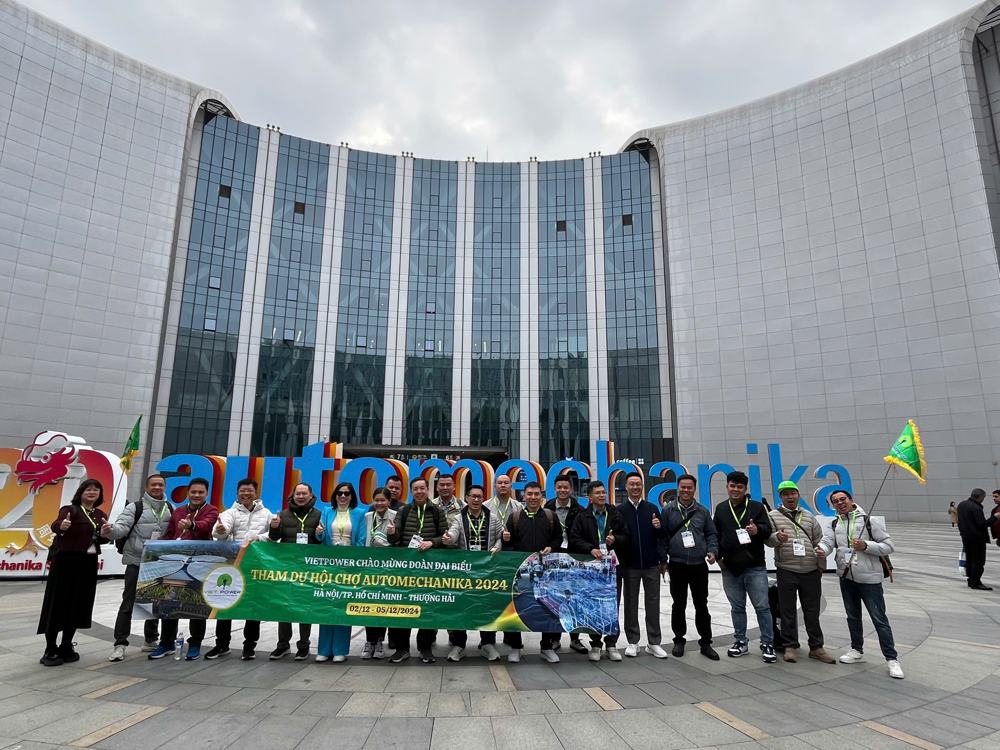Đoàn doanh nghiệp tham dự hội chợ cùng Vietpower Travel.