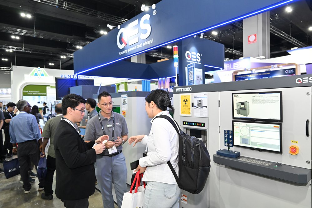 Khảo sát thiết bị tại SEMICON Southeast Asia.