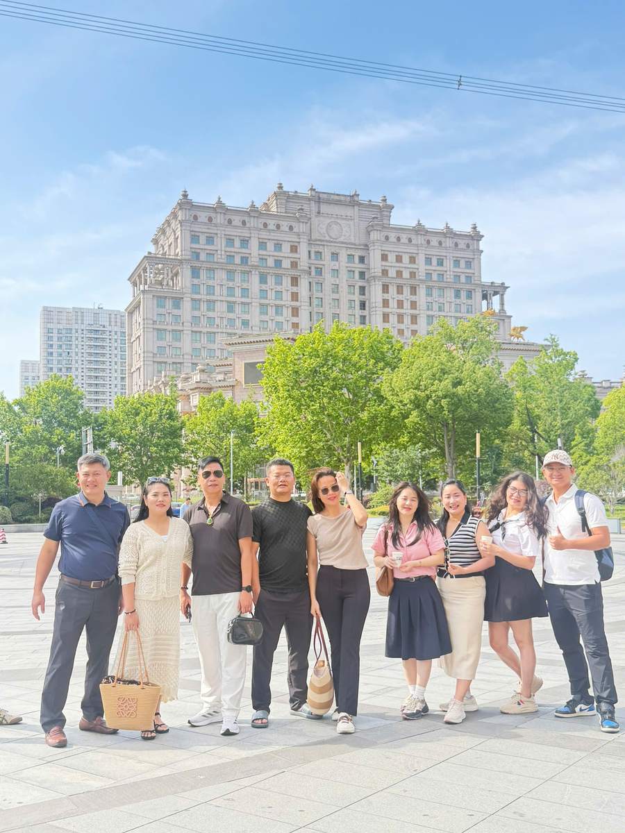 Đoàn khách hội chợ cùng Vietpower Travel.