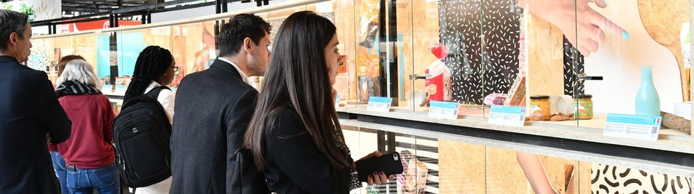 Khảo sát sản phẩm tại SIAL Paris.