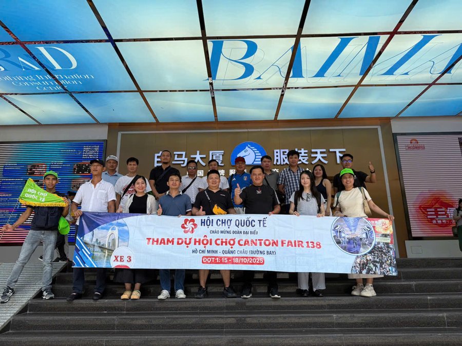 Đoàn khách hội chợ cùng Vietpower Travel.