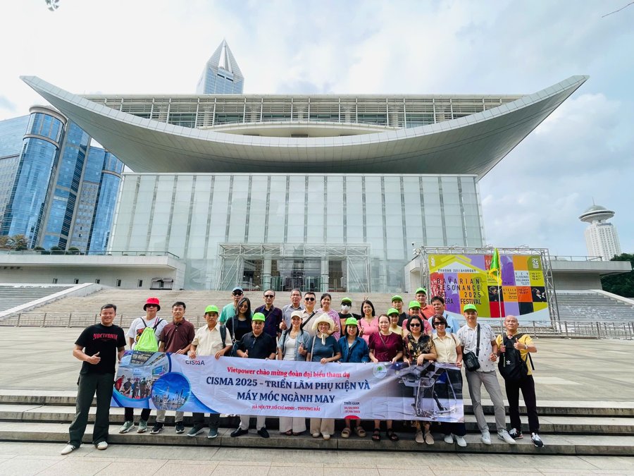 Đoàn khách hội chợ cùng Vietpower Travel.