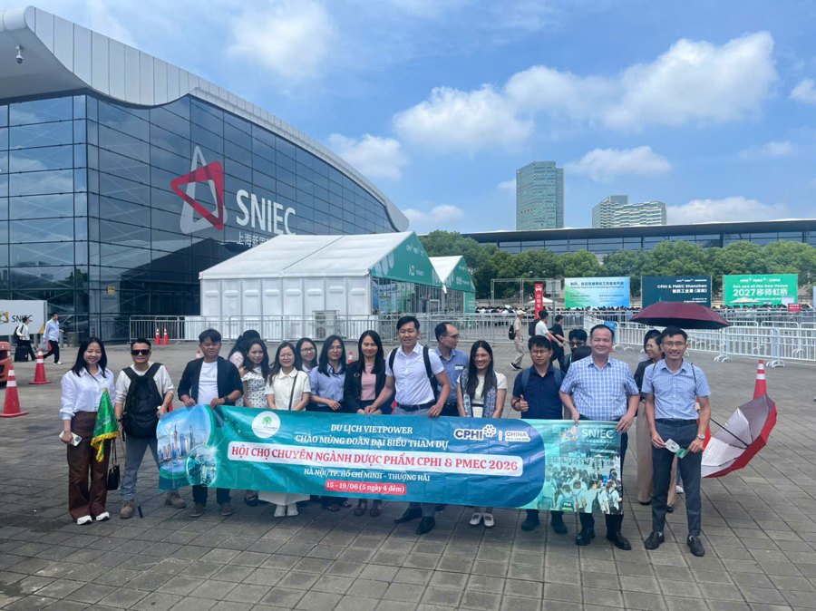 Đoàn khách tham dự hội chợ cùng Vietpower Travel.