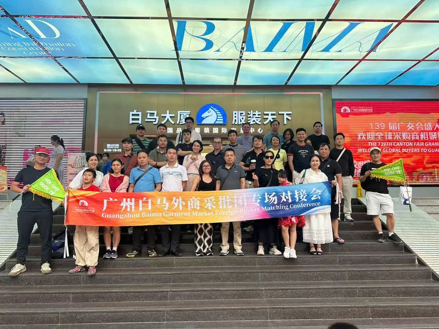 Đoàn khách tham dự hội chợ cùng Vietpower Travel.