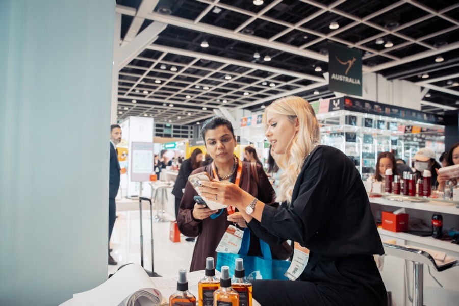 Trao đổi sản phẩm tại Cosmoprof Asia.