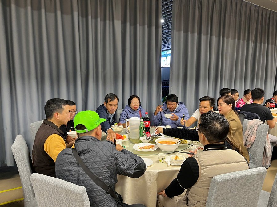 Bữa ăn cùng đoàn Vietpower Travel.