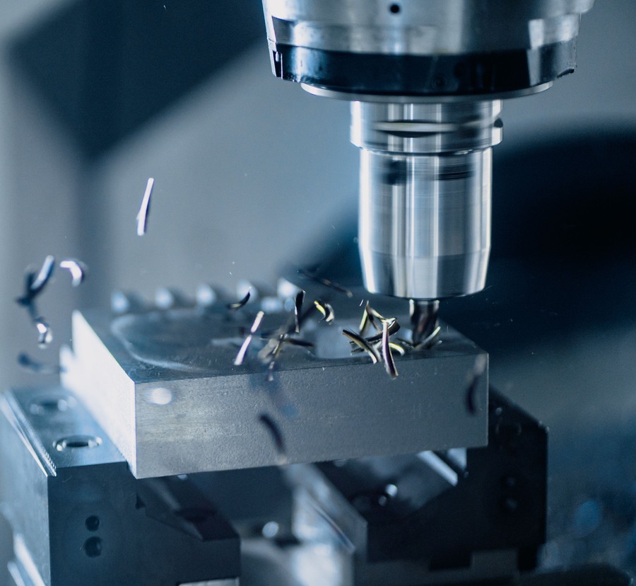 Gia công kim loại bằng máy CNC.