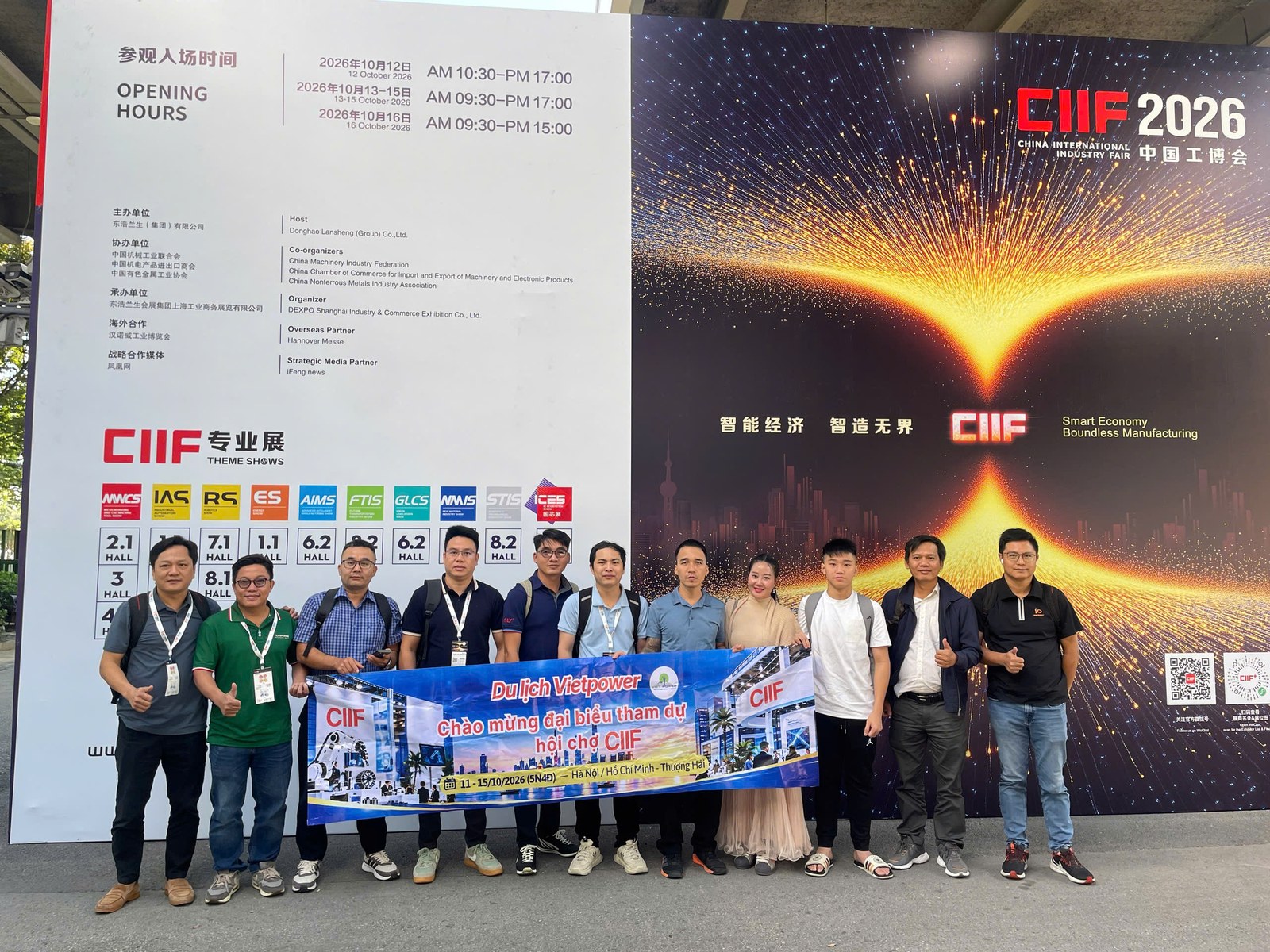 Đoàn khách tham dự hội chợ – Vietpower Travel