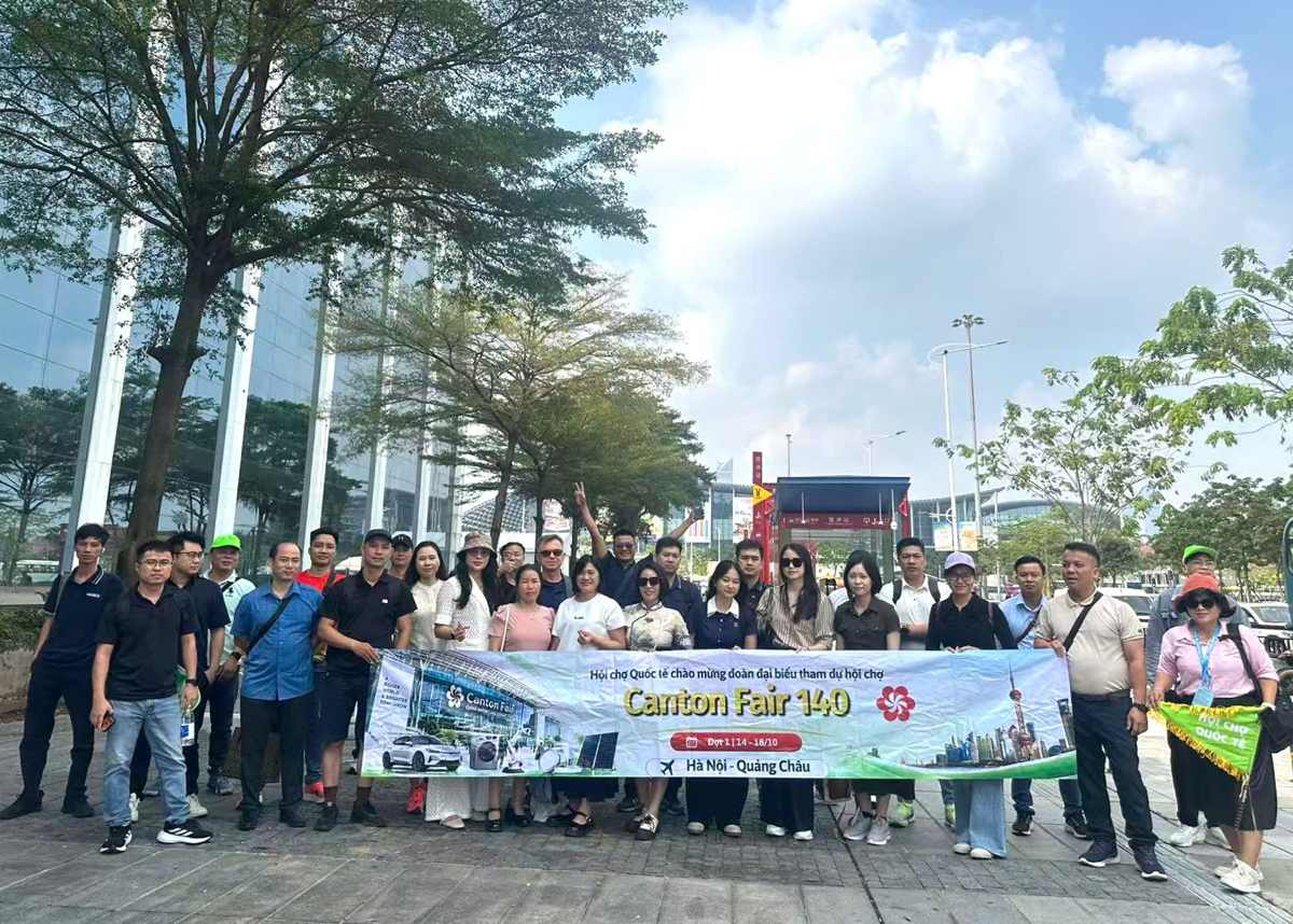 Đoàn khách tham dự hội chợ của Vietpower Travel