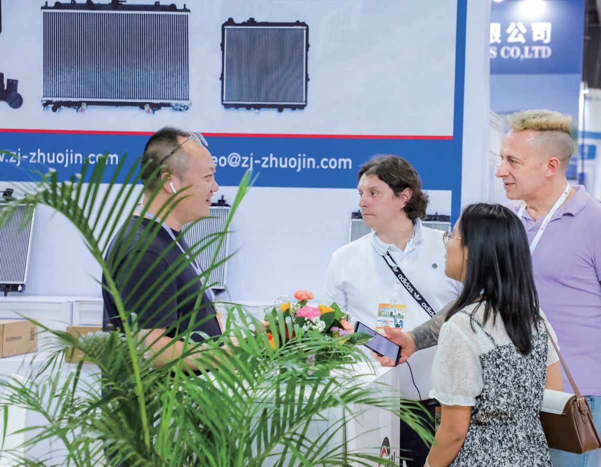 Trao đổi về phụ tùng ô tô tại hội chợ AAG