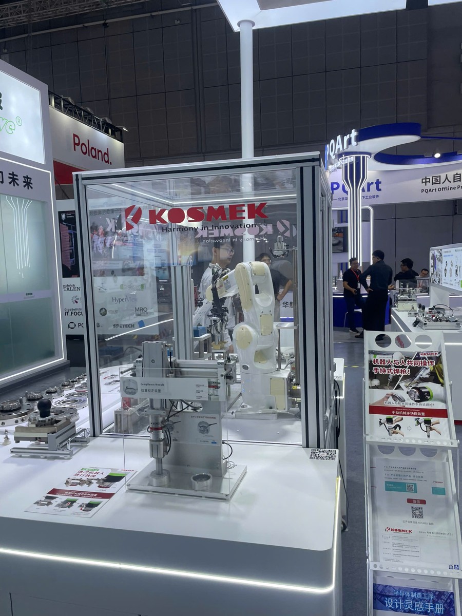 Robot và đồ gá tại gian hàng công nghiệp